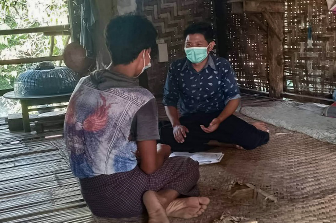 A Metta outreach worker counsels a client at home in Kachin State, Myanmar, as part of USAID’s HIV/TB Agency, Information and Services Activity. 